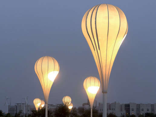 Seramik yakıcı ve balastlı halojen metal halide lamba balonu içeriden aydınlatıyor ve zeminde bir 100lx’lık ortalama aydınlatma gücü sağlıyor.