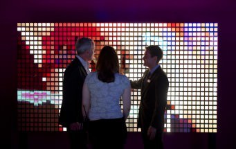 Engelen in Utrecht Centraal tijdens Internationale Dag van de Vrede